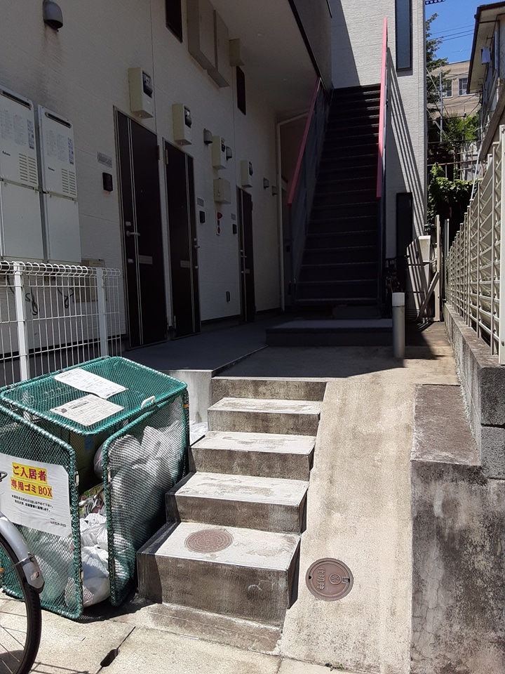 22/23 エントランス