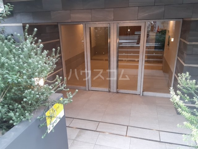 23/27 エントランス