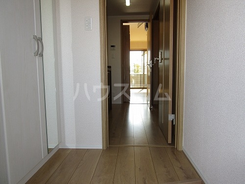 23/27 エントランス