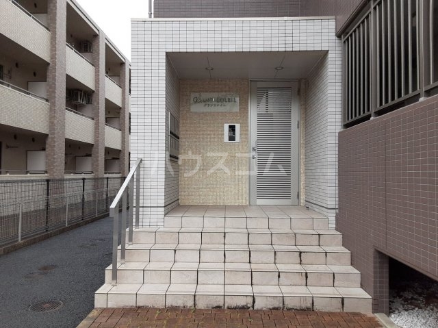 28/30 エントランス