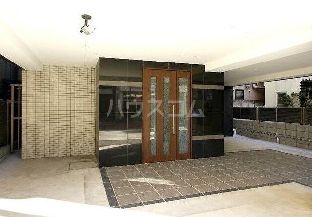 18/23 エントランス