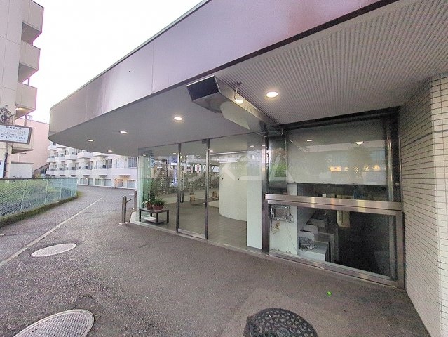 23/30 エントランス