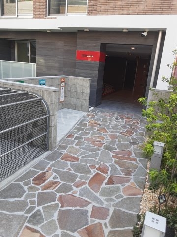 22/28 エントランス