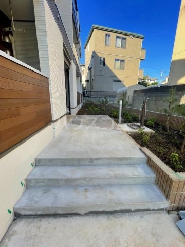 18/27 エントランス