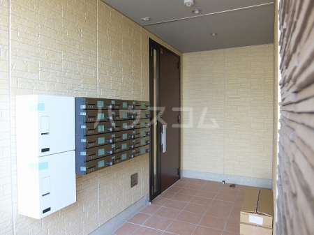 23/27 エントランス