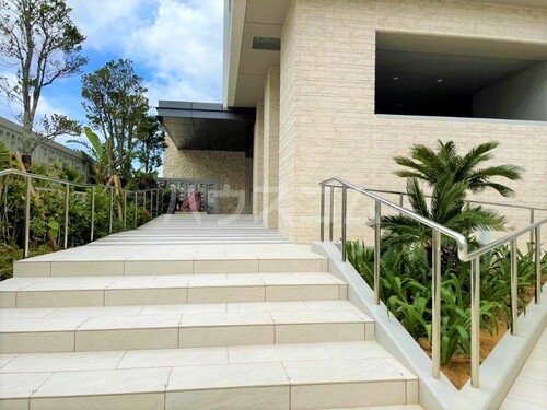 18/22 エントランス