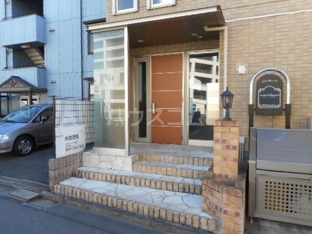 23/28 エントランス