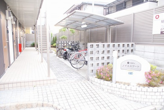 16/23 エントランス