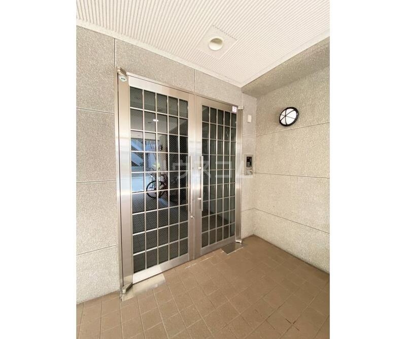 19/27 エントランス