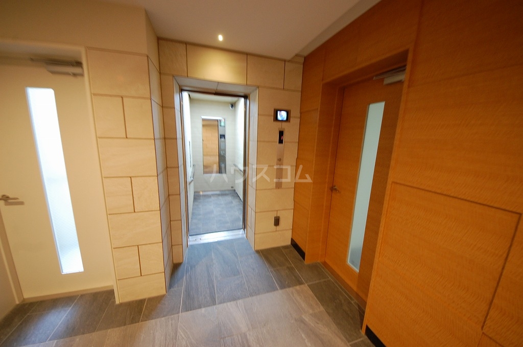 25/30 エントランス