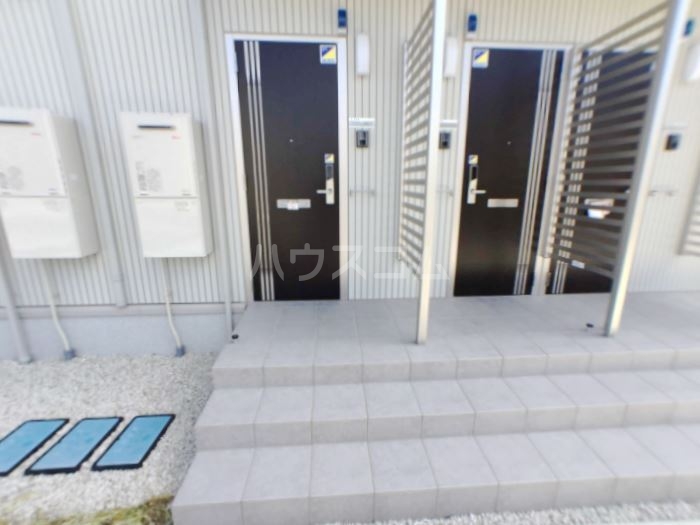 26/30 エントランス