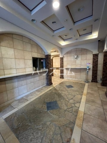 27/30 エントランス