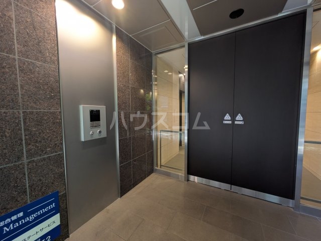 28/30 エントランス