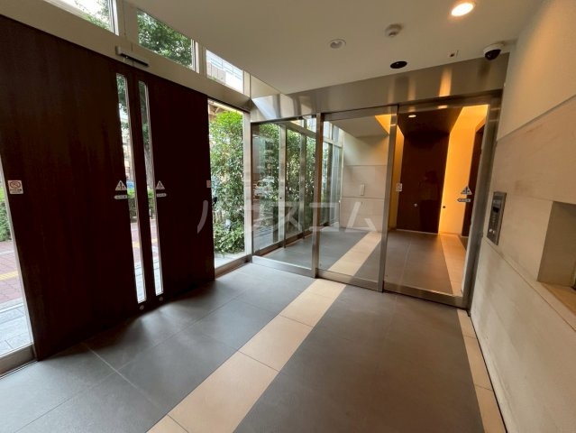 27/30 エントランス