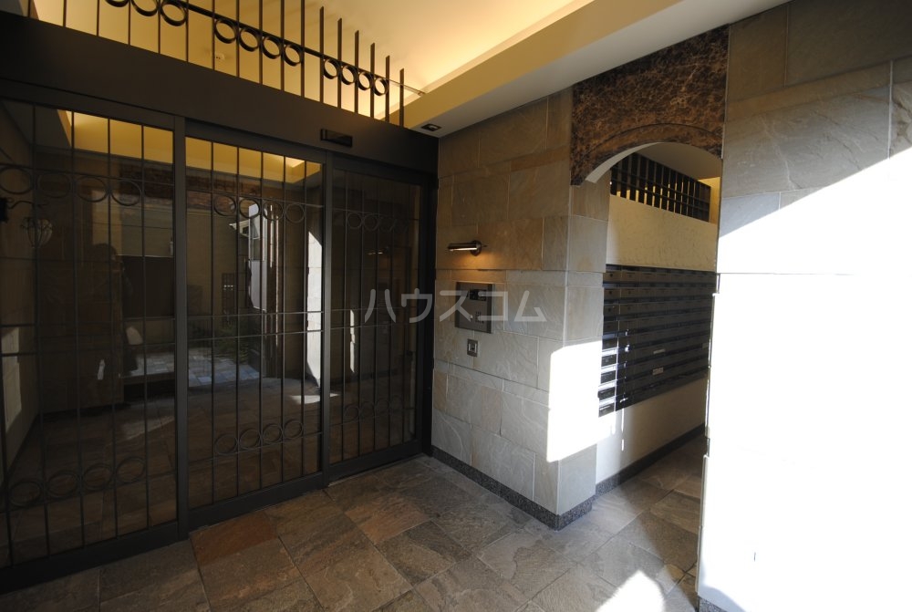 26/30 エントランス