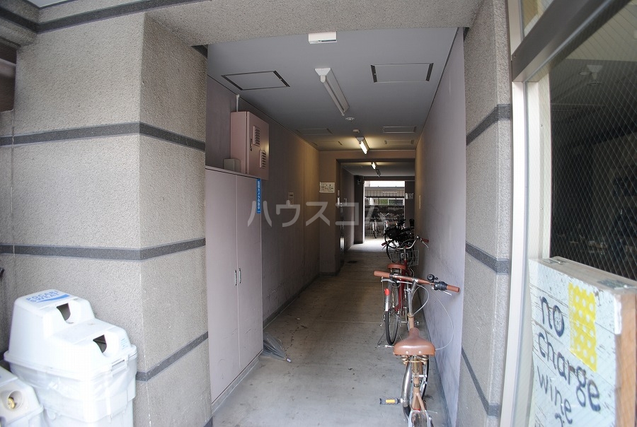 21/30 エントランス