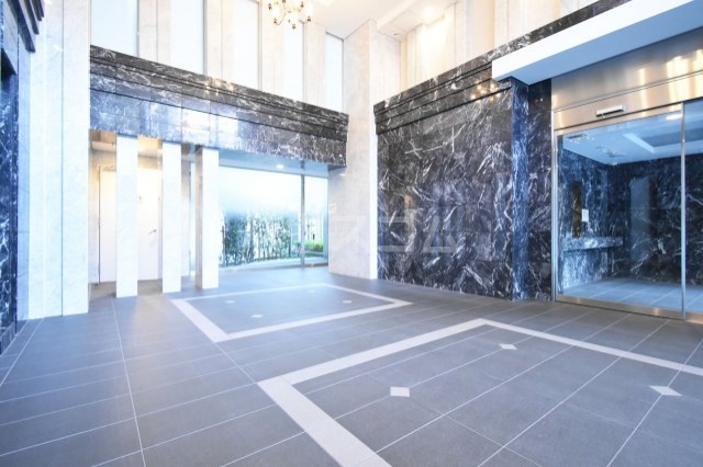 24/30 エントランス