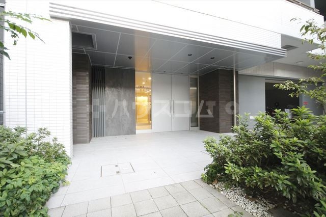 18/27 エントランス