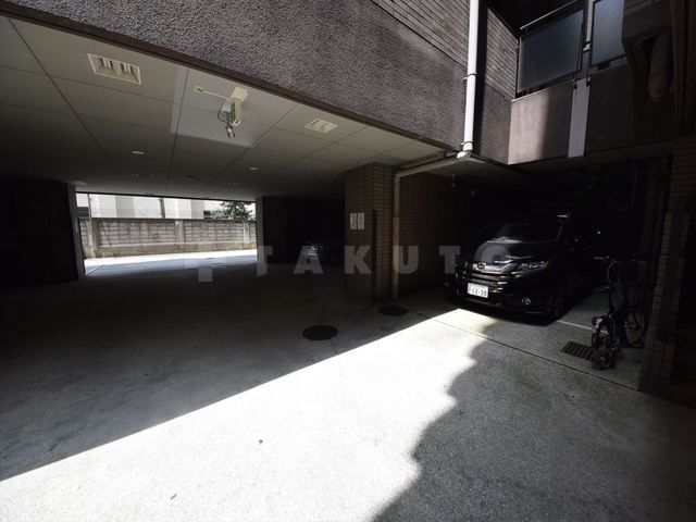 18/28 駐車場