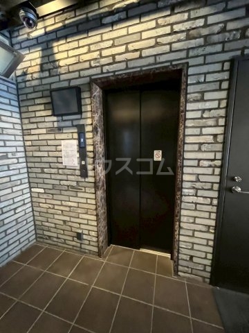 27/30 エントランス