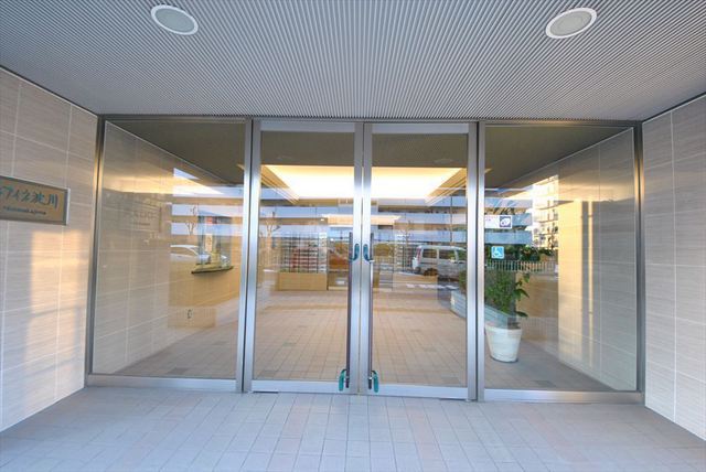 27/30 エントランス