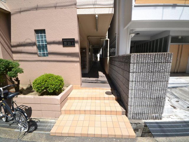 21/30 エントランス