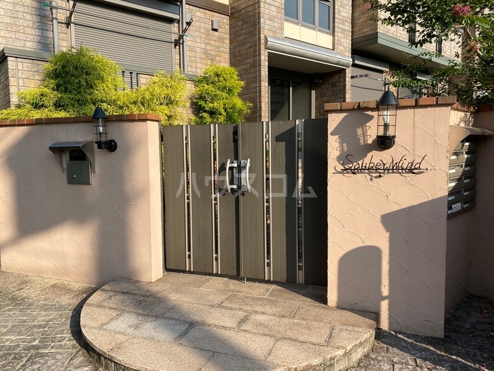 13/18 エントランス