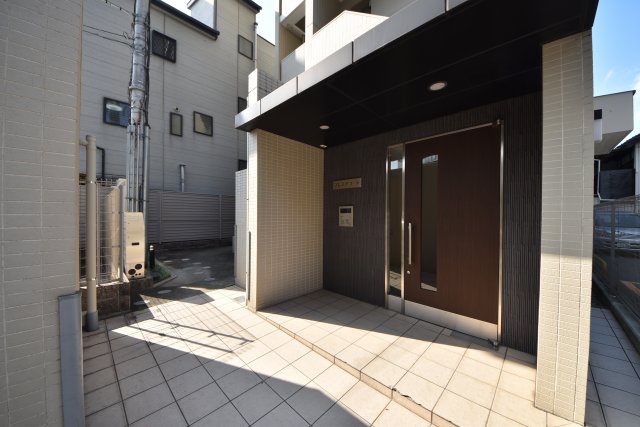 27/30 エントランス