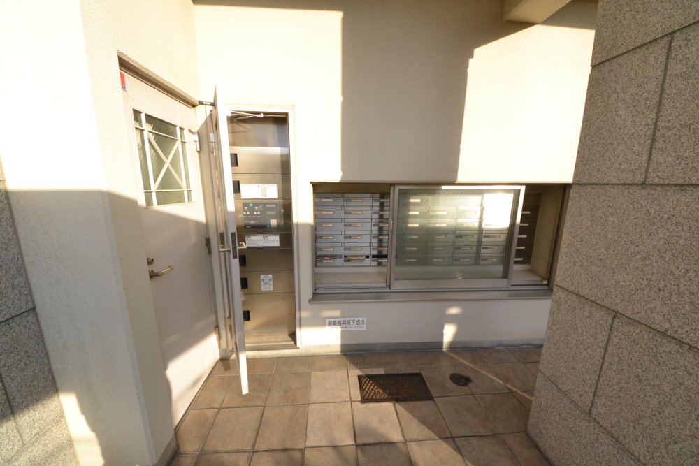 23/30 エントランス