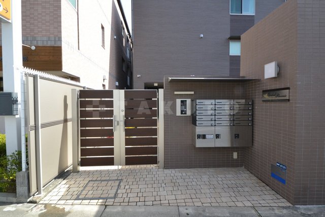 28/30 エントランス