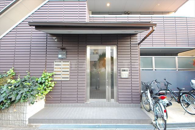 28/30 エントランス