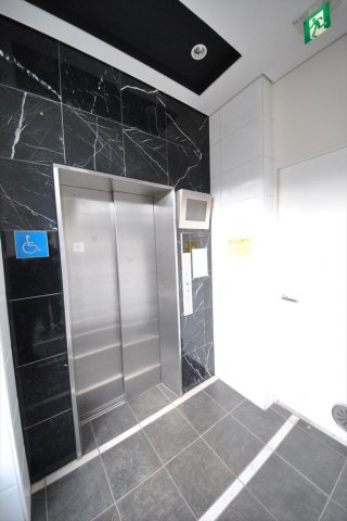 24/30 エントランス