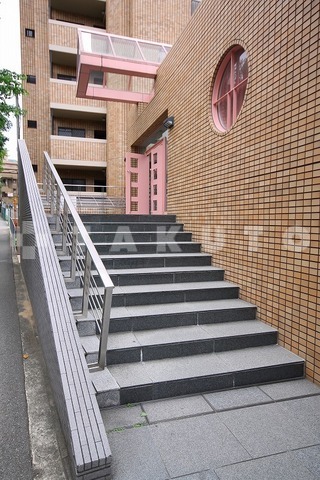 23/30 エントランス