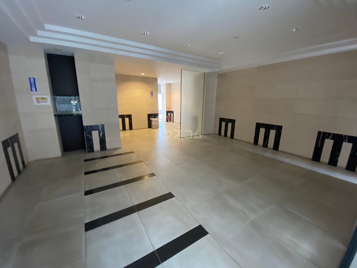 23/30 エントランス