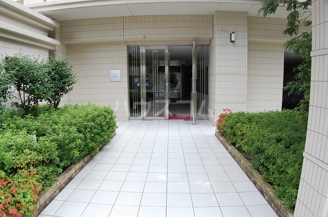 24/30 エントランス