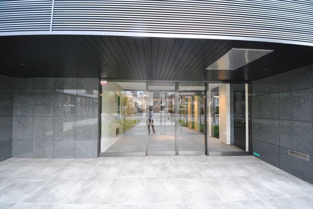 24/30 エントランス