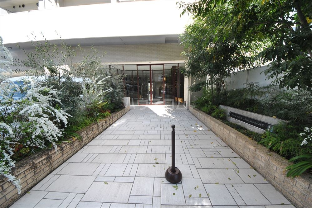 27/30 エントランス