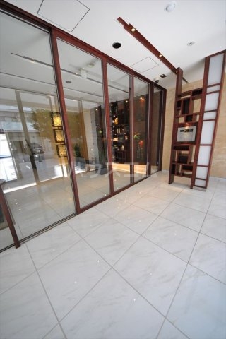 27/30 エントランス