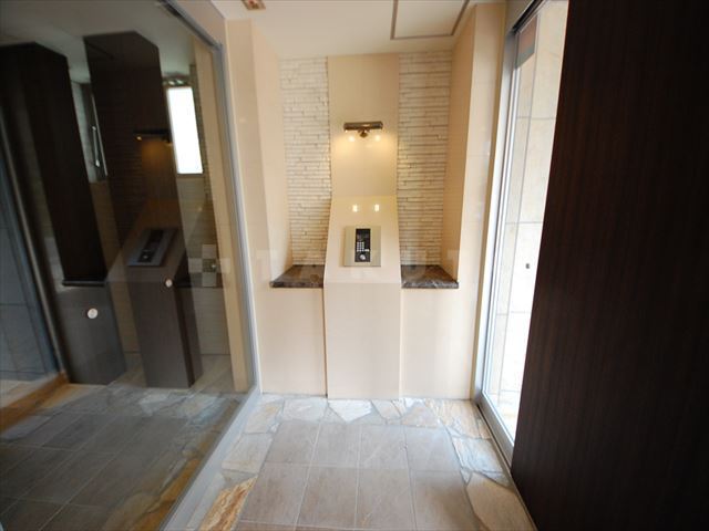 26/30 エントランス