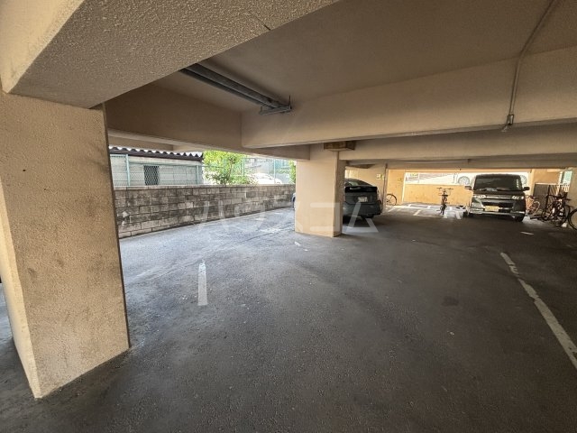 27/30 駐車場