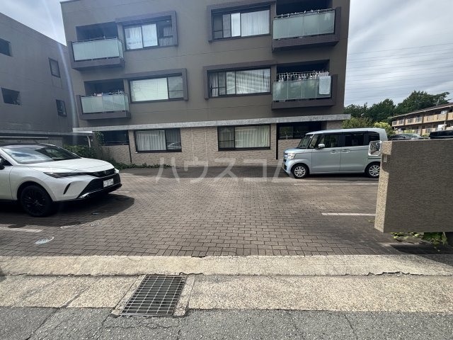 28/30 駐車場