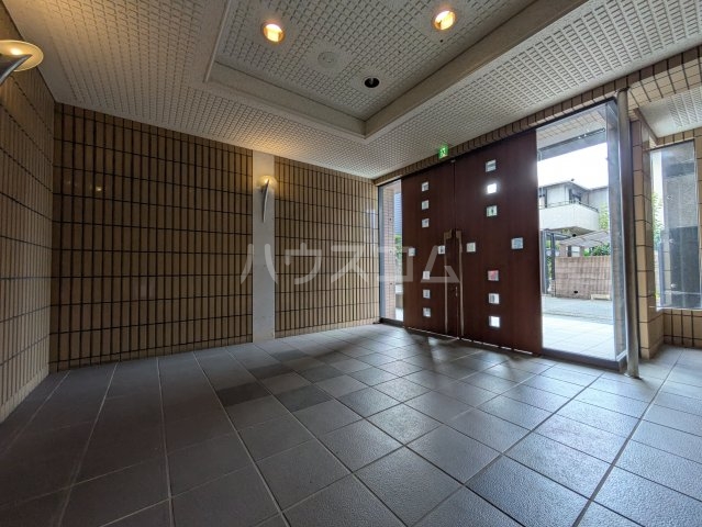 23/30 エントランス