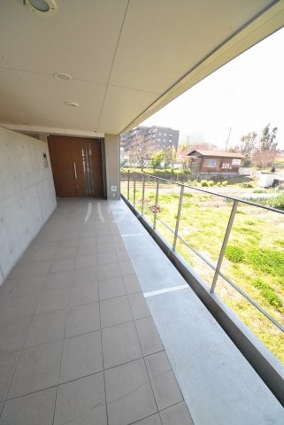 27/30 エントランス