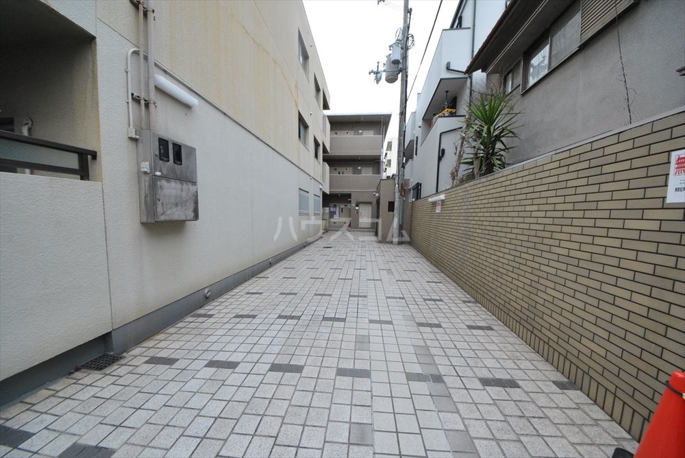 23/30 エントランス