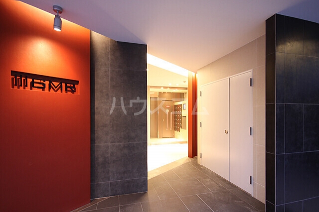 18/27 エントランス