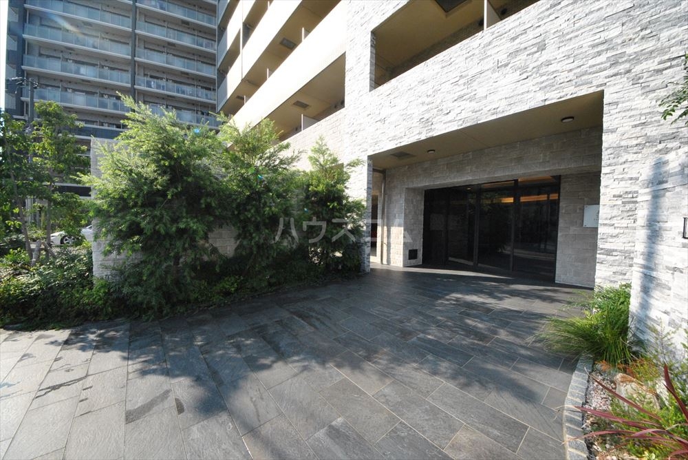 27/30 エントランス