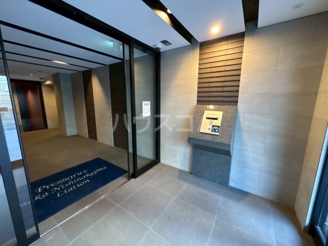 21/30 エントランス