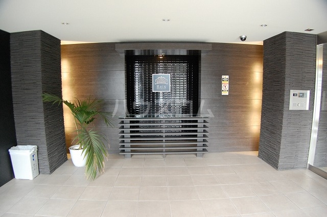 24/27 エントランス