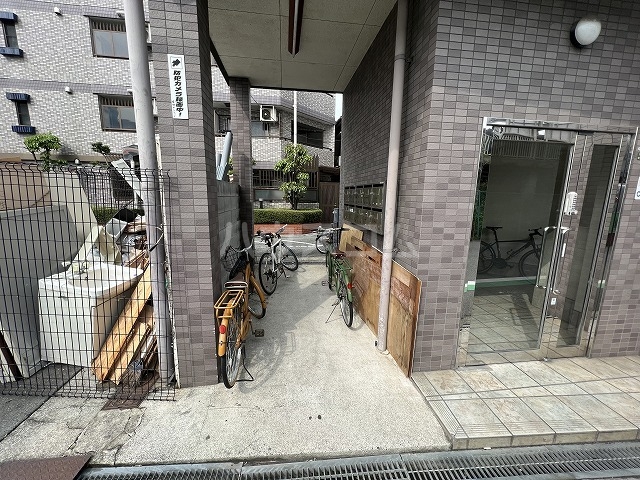 16/17 エントランス