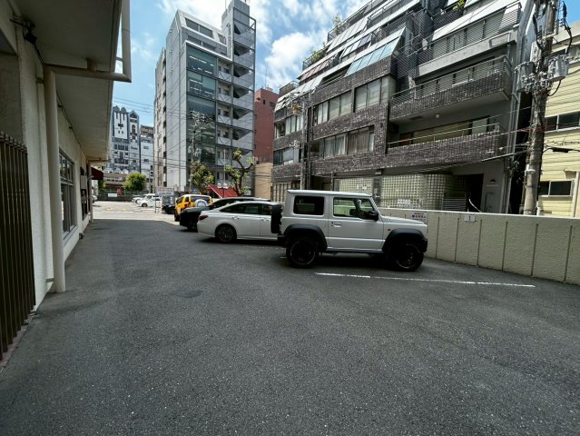18/27 駐車場